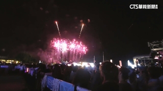 王功漁火節登場　8分鐘煙火+樂團演唱　嗨翻現場