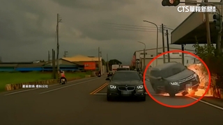 駕駛超車自撞變電箱 嚇！巨大火花瞬間噴出