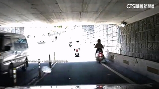 騎士停地下道躲豔陽險害撞　警：若釀禍將有肇責