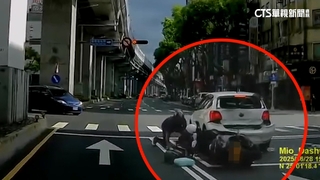 危險！重機「四貼」未煞車追撞　後座妻背1歲嬰遭彈飛