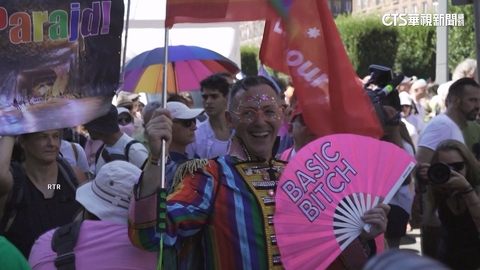 無視匈牙利政府禁令 布達佩斯同志遊行20萬人參與