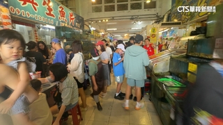 屏東墾丁南灣.後壁湖湧暑假人潮　業者嘆：比去年少