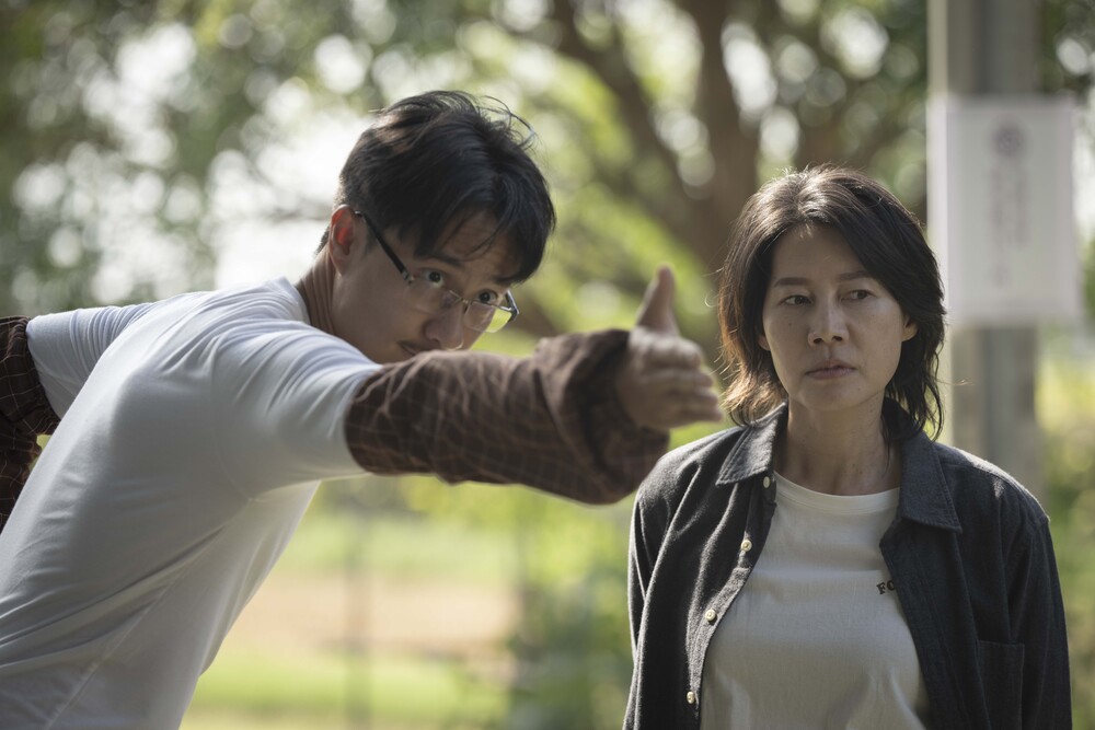 世美到冠中的葡萄園幫忙農務