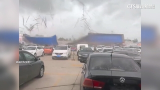 山東怪風吹掀鐵片廣告牌　網：暴雨梨花針？