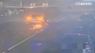 「風火輪」特斯拉！　撞防撞柱.變電箱　掉輪續飆