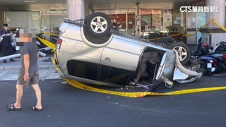 疑陽光直射刺眼　68歲翁逆向暴衝！　撞19車再翻車