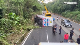 台3線遊覽車擦撞轎車翻覆　駕駛傷重不治.女導遊重傷