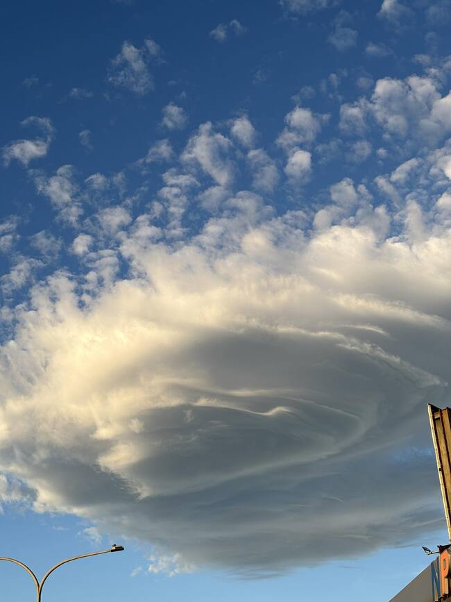 台北天空出現「巨大幽浮雲」!　一票人狂拍PO網　氣象署曝原因 | 華視新聞
