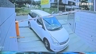 快停啊...疑忘拉手剎車　轎車停車場滑下坡　男嚇狂追