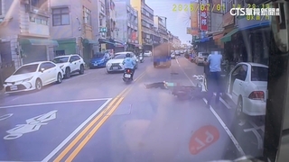 轎車駕駛開門害摔　騎士倒地遭擦撞送醫