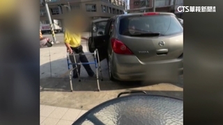 老翁拄助行器緩慢上車開走！　目擊者嚇「狀態太危險」
