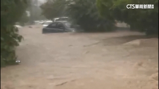 熱帶風暴巴里撲墨西哥中部　汽車洪水中疊羅漢