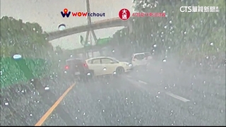疑天雨路滑超車不慎　轎車國道上失控打滑釀禍