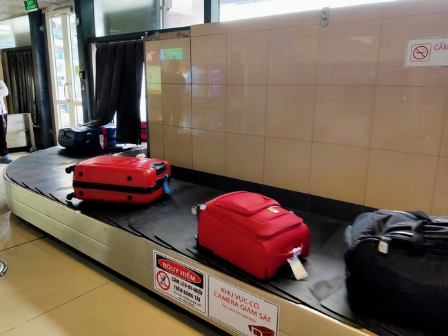 下機等行李好久？旅遊業者曝1招優先拿到　不多花一毛錢 | 華視新聞