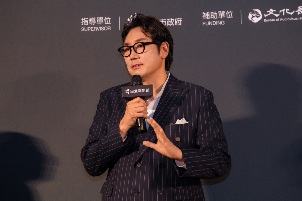 趙震雄在《非常警探》中飾演神祕反派,充滿冷酷沉穩氣場,與李善均智謀對抗充滿張力。