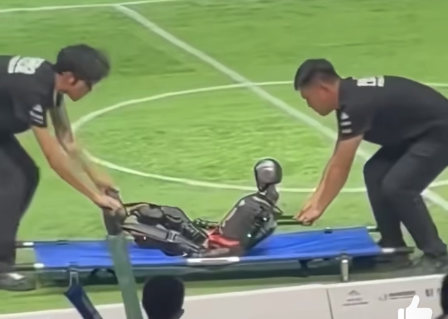 中國AI機器人足球賽　倒地「擔架抬出場」！中網笑翻：像爺爺在踢球 | 華視新聞