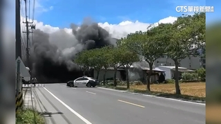 危險！路旁鐵皮屋大火煙霧瀰漫　騎士強穿濃煙通行