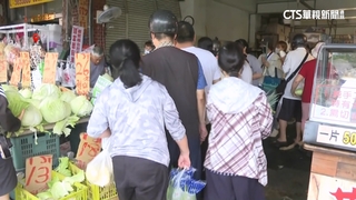 丹娜絲逼近！高屏市場湧人潮　攤商忙到沒吃早餐