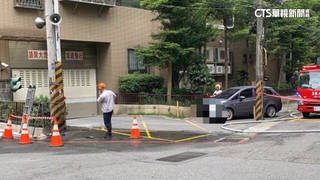 馬路噴火！　新北中和施工挖破管線　瓦斯外洩竄火光