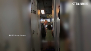 暖心！　機場塔台罷工延飛　機長邀兒童體驗駕駛艙