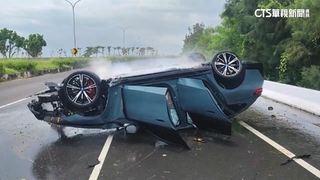雨炸台南！　疑路滑自撞翻.鋰電池冒煙　4口倉皇逃