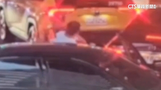 義交促駕駛停網狀格淨空路口　2人爆全武行