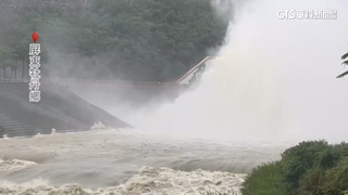 丹娜絲挾超大豪雨！　屏東牡丹水庫洩洪水花驚人