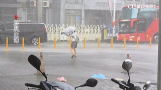 丹娜絲颱風步步進逼！　屏東東港降間歇雨.掀大浪