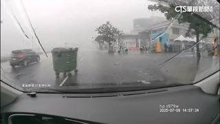 丹娜絲颱風觸陸！　高雄風強雨驟　垃圾子母車「被吹跑」