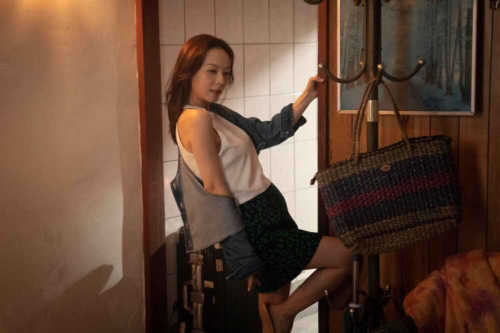 孫淑媚飾演的蕭如如對著裝飾窗搔首弄姿相當撩人