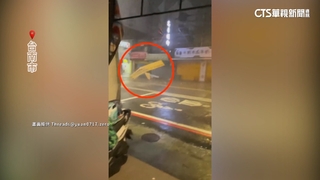 颱風進逼！　屋頂鐵皮險砸路人.廟宇牌樓倒壓騎士