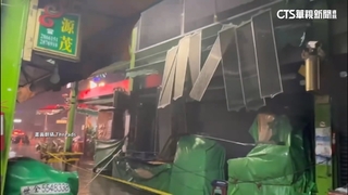 雨炸南台灣！　高雄三民「年貨大街」　店家裝潢版險吹落