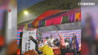 慶神明聖誕！無懼「丹娜絲」　民眾風雨中照吃辦桌