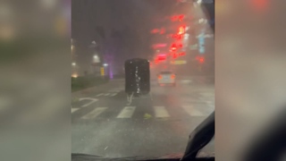 「丹娜絲」夜襲台南！馬路驚見「移動金爐」　網笑：行動支付