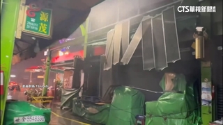 丹娜絲雨彈炸南台　高雄年貨大街風雨交加