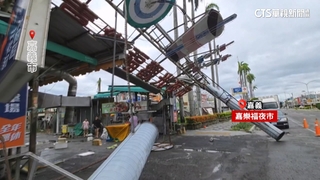 嘉義市區重創！文化路夜市招牌吹落　嘉樂福門面倒