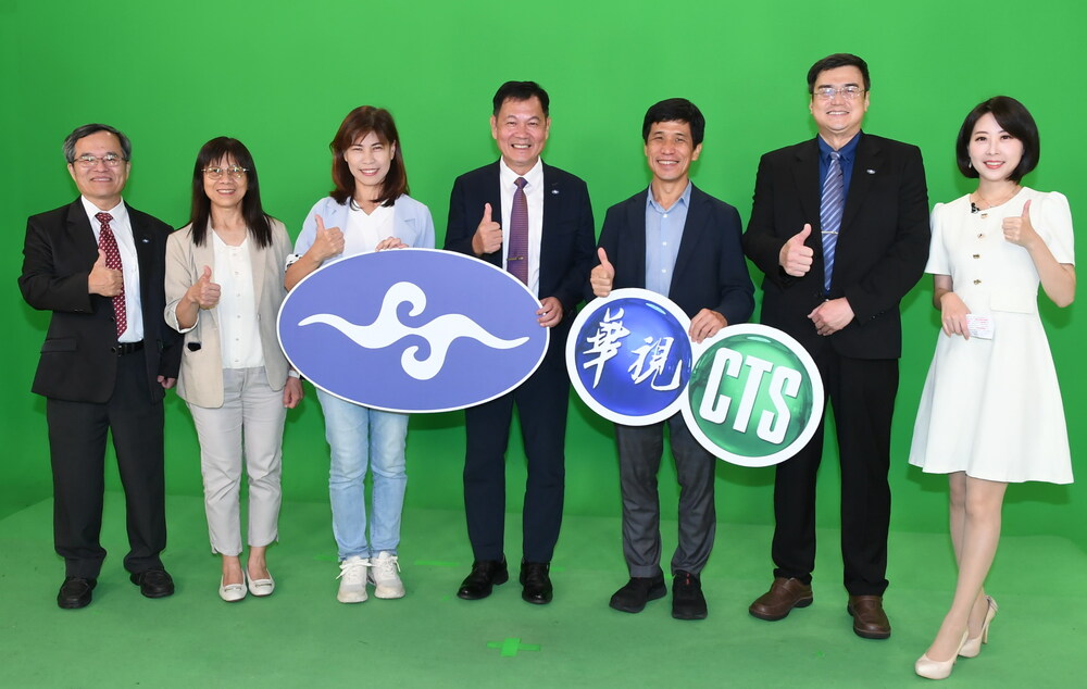 氣象署與華視於XR虛擬實境攝影棚內進行大合照