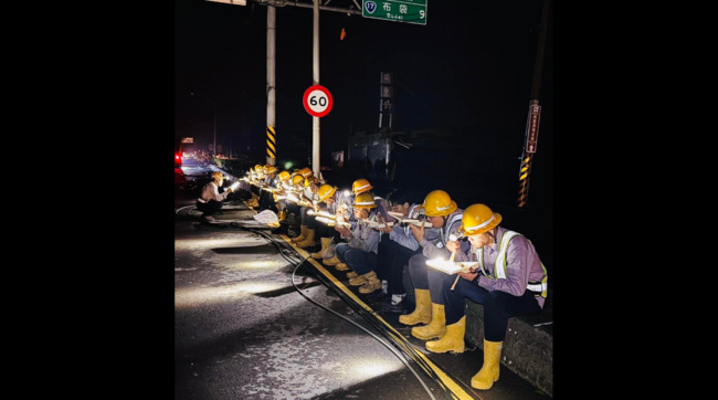 颱風強襲！台南多戶停電　台電漏夜搶修「坐路邊吃便當」網感動 | 華視新聞