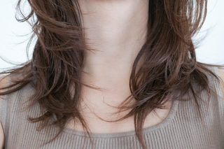 脖子有硬塊？醫曝「2特徵」是癌症警訊　3原則決定就醫