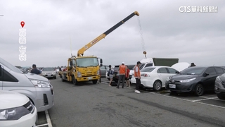 布袋港遊客中心逾2百輛車泡水　車主見慘況無奈