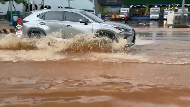 暴雨炸台中 多處路段積水　網湧盧秀燕臉書留言：請問有...咕嚕假可放嗎... | 華視新聞
