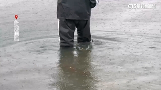 雨灌台南！　積水淹過小腿　適逢大潮居民苦不堪言