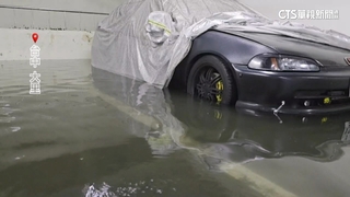 大雨炸台中！　公園地下停車場變汪洋　慘淹近半輪胎高