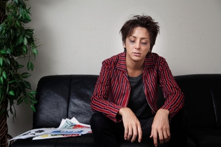 黑眼圈不只熬夜造成！醫曝「4成因」也難逃　親授撇步改善氣色