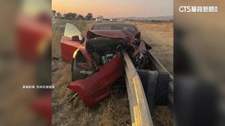 美特斯拉輔助駕駛竟讓車偏移！　撞護欄「貫穿」如烤肉串