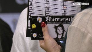 魅力無法擋！　GD登小巨蛋開唱　粉絲為周邊商品排爆