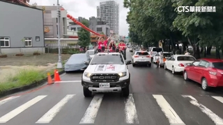 大雨澆不熄熱情！綠挺罷團車隊+徒步掃街　藍白合造勢反罷
