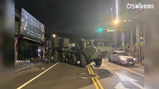 疑轉彎角度沒抓好！　「愛國者飛彈車」險撞民宅卡路中