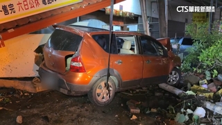 恐怖衝撞！男失控撞燈桿.號誌　又撞進對街早餐店