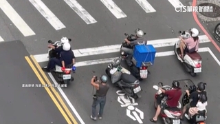 騎士違規被開單爆氣！　當街尾隨警反拍還一路飆罵
